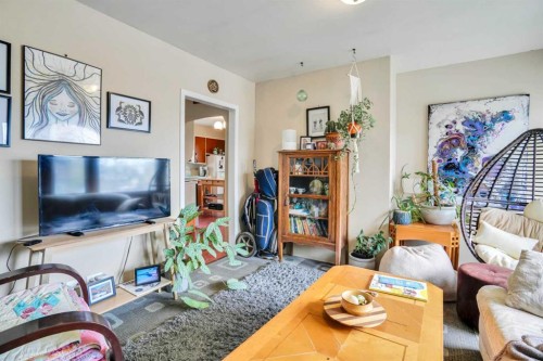 112 29 Avenue Nw, Calgary, AB - Indoor Photo Showing Living Room