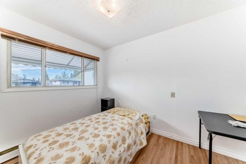 708 75 Avenue Sw, Calgary, AB - Indoor Photo Showing Bedroom