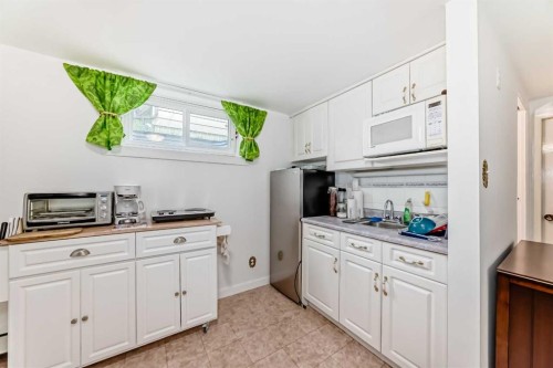708 75 Avenue Sw, Calgary, AB - Indoor Photo Showing Kitchen