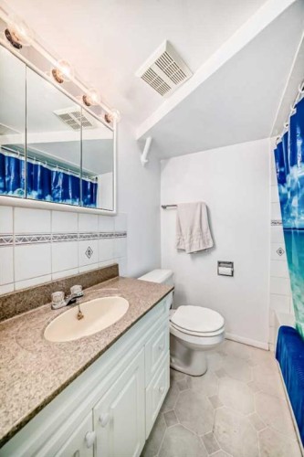 708 75 Avenue Sw, Calgary, AB - Indoor Photo Showing Bathroom