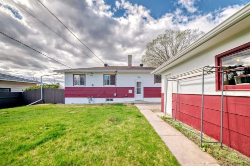 708 75 Avenue Sw, Calgary, AB - Outdoor