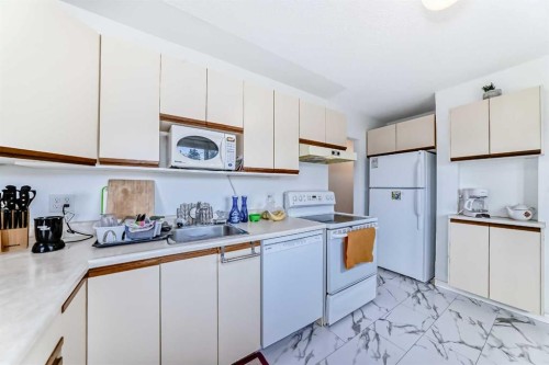 708 75 Avenue Sw, Calgary, AB - Indoor Photo Showing Kitchen