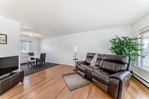 708 75 Avenue Sw, Calgary, AB - Indoor Photo Showing Living Room