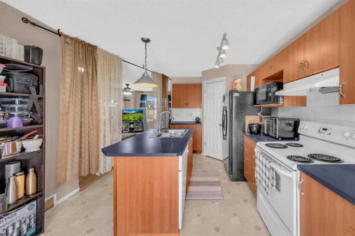 6 Saddlemont Way Ne, Calgary, AB - Indoor Photo Showing Kitchen
