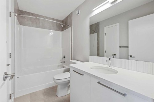 7075 Rangeview Avenue Se, Calgary, AB - Indoor Photo Showing Bathroom