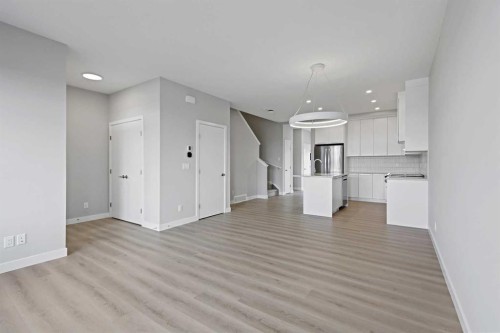 7075 Rangeview Avenue Se, Calgary, AB - Indoor Photo Showing Kitchen