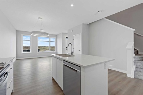 7075 Rangeview Avenue Se, Calgary, AB - Indoor Photo Showing Kitchen
