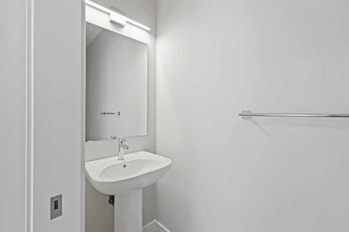 7075 Rangeview Avenue Se, Calgary, AB - Indoor Photo Showing Bathroom