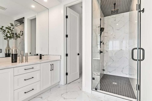 911 22 Avenue Nw, Calgary, AB - Indoor Photo Showing Bathroom