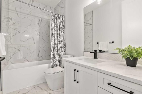 911 22 Avenue Nw, Calgary, AB - Indoor Photo Showing Bathroom