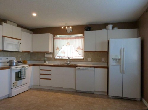 34 Martinridge Road Ne, Calgary, AB - Indoor Photo Showing Kitchen
