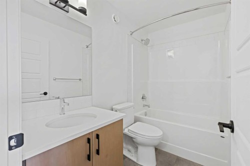 902 Wolf Willow Boulevard Se, Calgary, AB - Indoor Photo Showing Bathroom