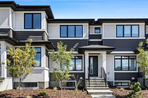 902 Wolf Willow Boulevard Se, Calgary, AB - Outdoor With Facade