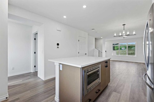 902 Wolf Willow Boulevard Se, Calgary, AB - Indoor Photo Showing Kitchen