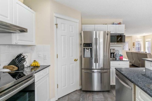 181 Hidden Creek Gardens Nw, Calgary, AB - Indoor Photo Showing Kitchen