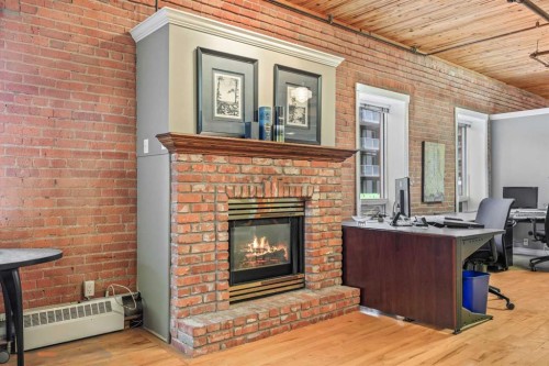 401-535 10 Avenue Sw, Calgary, AB - Indoor With Fireplace