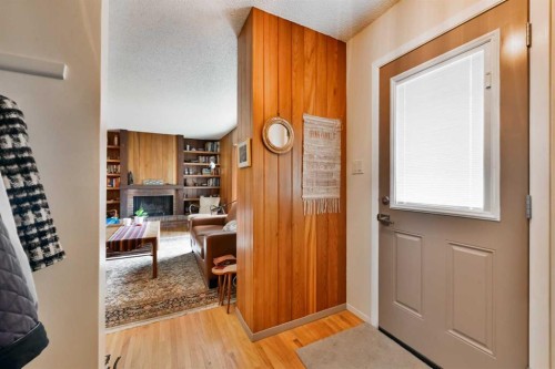 5712 Layzell Road Sw, Calgary, AB - Indoor Photo Showing Other Room