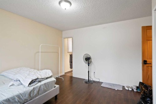 319 Rundlelawn Road Ne, Calgary, AB - Indoor Photo Showing Bedroom