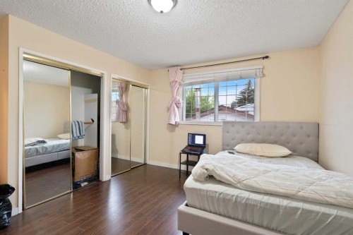 319 Rundlelawn Road Ne, Calgary, AB - Indoor Photo Showing Bedroom