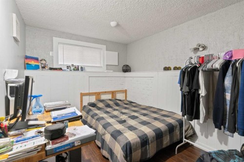 319 Rundlelawn Road Ne, Calgary, AB - Indoor Photo Showing Bedroom