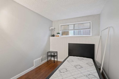 319 Rundlelawn Road Ne, Calgary, AB - Indoor Photo Showing Bedroom