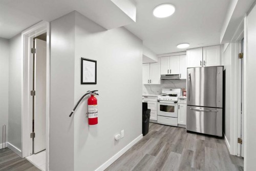 319 Rundlelawn Road Ne, Calgary, AB - Indoor Photo Showing Kitchen