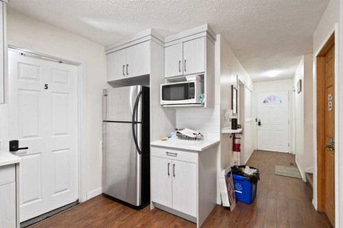 319 Rundlelawn Road Ne, Calgary, AB - Indoor Photo Showing Other Room