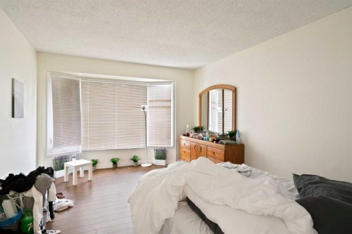 319 Rundlelawn Road Ne, Calgary, AB - Indoor Photo Showing Bedroom