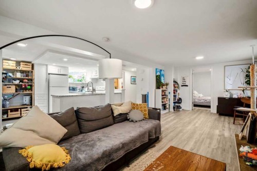 2629 Erlton Street Sw, Calgary, AB - Indoor Photo Showing Living Room