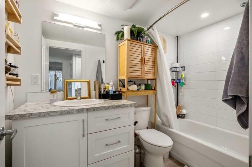 2629 Erlton Street Sw, Calgary, AB - Indoor Photo Showing Bathroom