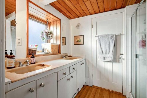 2629 Erlton Street Sw, Calgary, AB - Indoor Photo Showing Bathroom