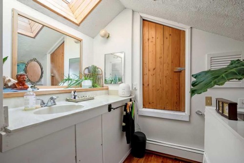 2629 Erlton Street Sw, Calgary, AB - Indoor Photo Showing Bathroom