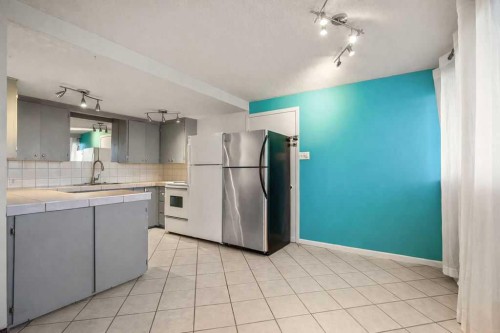 2629 Erlton Street Sw, Calgary, AB - Indoor Photo Showing Kitchen
