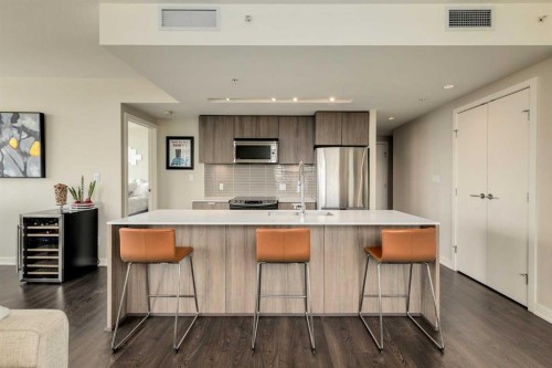 905-626 14 Avenue Sw, Calgary, AB - Indoor Photo Showing Kitchen With Upgraded Kitchen