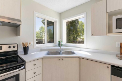 186 Harvest Rose Circle Ne, Calgary, AB - Indoor Photo Showing Kitchen With Double Sink