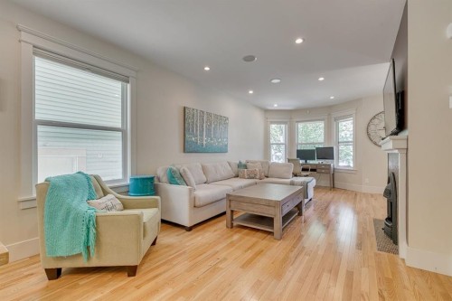 609 23 Avenue Sw, Calgary, AB - Indoor Photo Showing Living Room