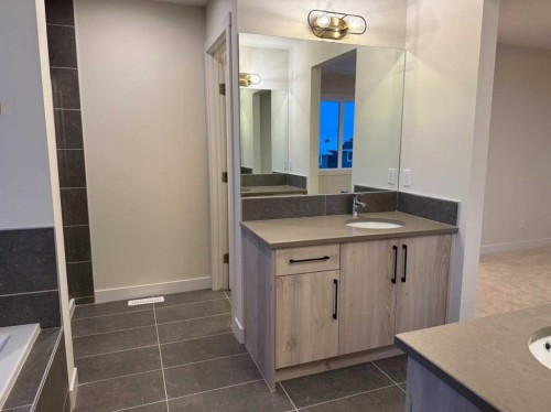 92 Sundown Crescent, Cochrane, AB - Indoor Photo Showing Bathroom
