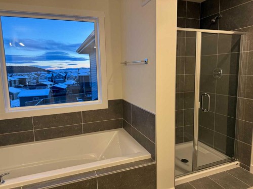 92 Sundown Crescent, Cochrane, AB - Indoor Photo Showing Bathroom