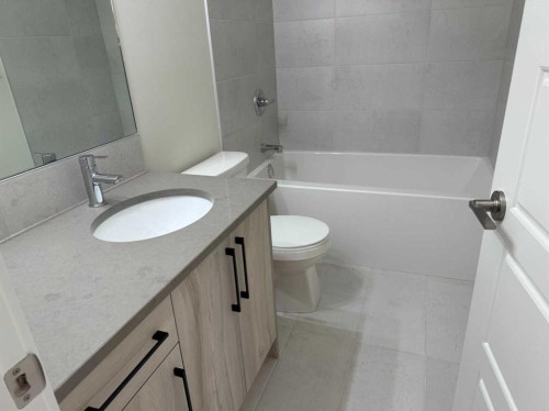 92 Sundown Crescent, Cochrane, AB - Indoor Photo Showing Bathroom
