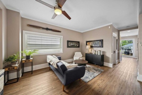 412 17 Avenue Nw, Calgary, AB - Indoor Photo Showing Living Room