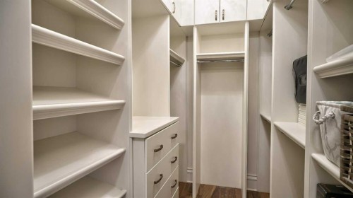 1911 13 Avenue Nw, Calgary, AB - Indoor With Storage