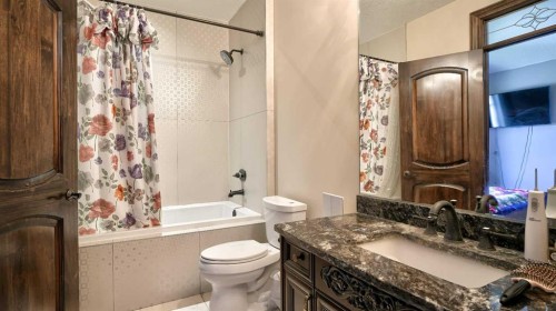 1911 13 Avenue Nw, Calgary, AB - Indoor Photo Showing Bathroom