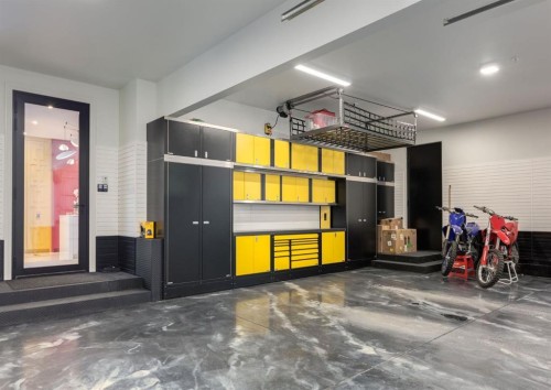 732 Crescent Road Nw, Calgary, AB - Indoor Photo Showing Garage