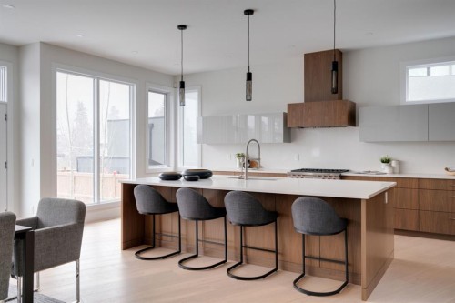 711 Imperial Way Sw, Calgary, AB - Indoor Photo Showing Kitchen With Upgraded Kitchen