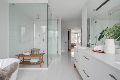 711 Imperial Way Sw, Calgary, AB - Indoor Photo Showing Other Room