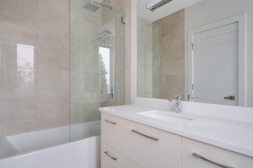 711 Imperial Way Sw, Calgary, AB - Indoor Photo Showing Bathroom