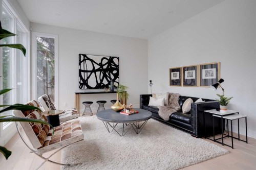 711 Imperial Way Sw, Calgary, AB - Indoor Photo Showing Living Room