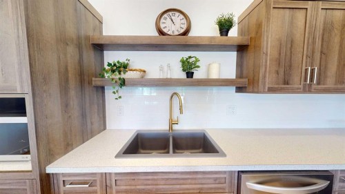 731 7 Avenue West, Cardston, AB - Indoor Photo Showing Kitchen