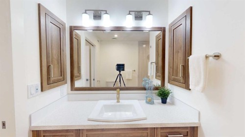 731 7 Avenue West, Cardston, AB - Indoor Photo Showing Bathroom