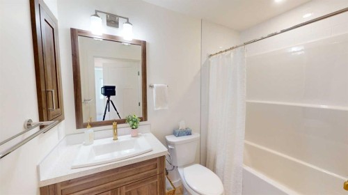 731 7 Avenue West, Cardston, AB - Indoor Photo Showing Bathroom